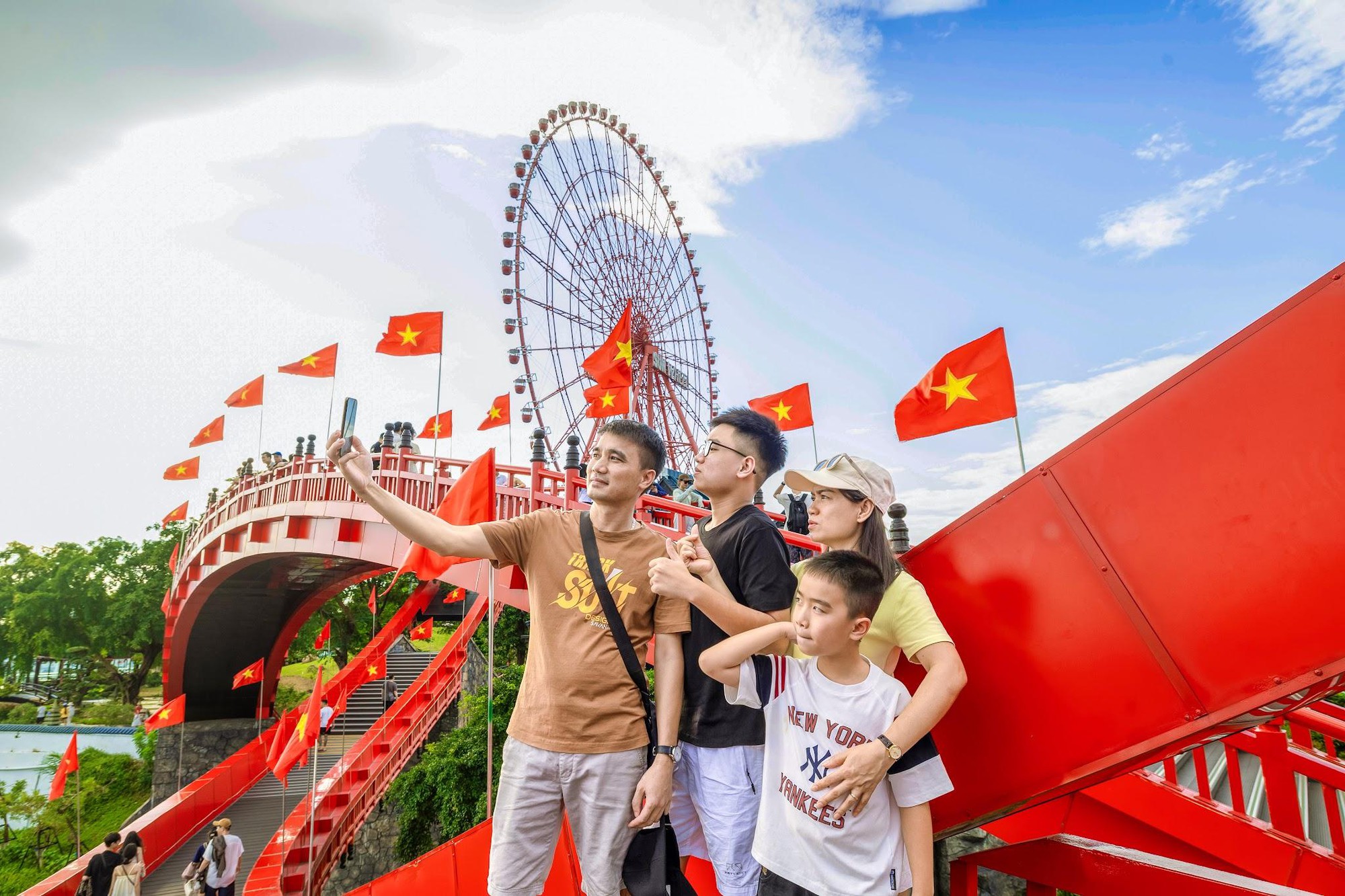 Kỳ nghỉ lễ 2/9: Du khách đổ xô chơi công viên giải trí tại thành phố Quảng Ninh- Ảnh 3.