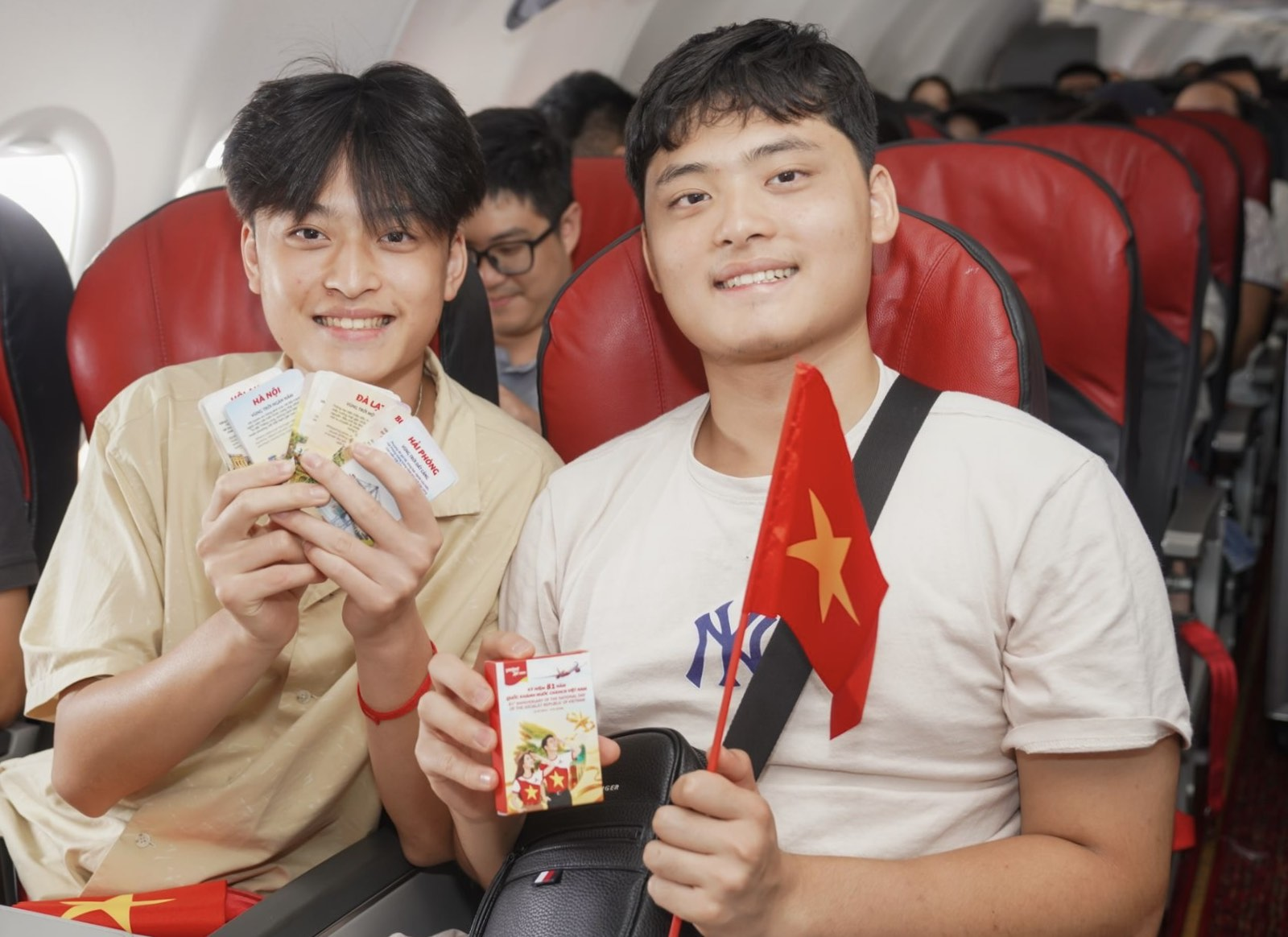 Sắc đỏ sao vàng rực rỡ từ sân bay đến những chuyến bay Vietjet dịp Quốc khánh 2/9 - Ảnh 4.