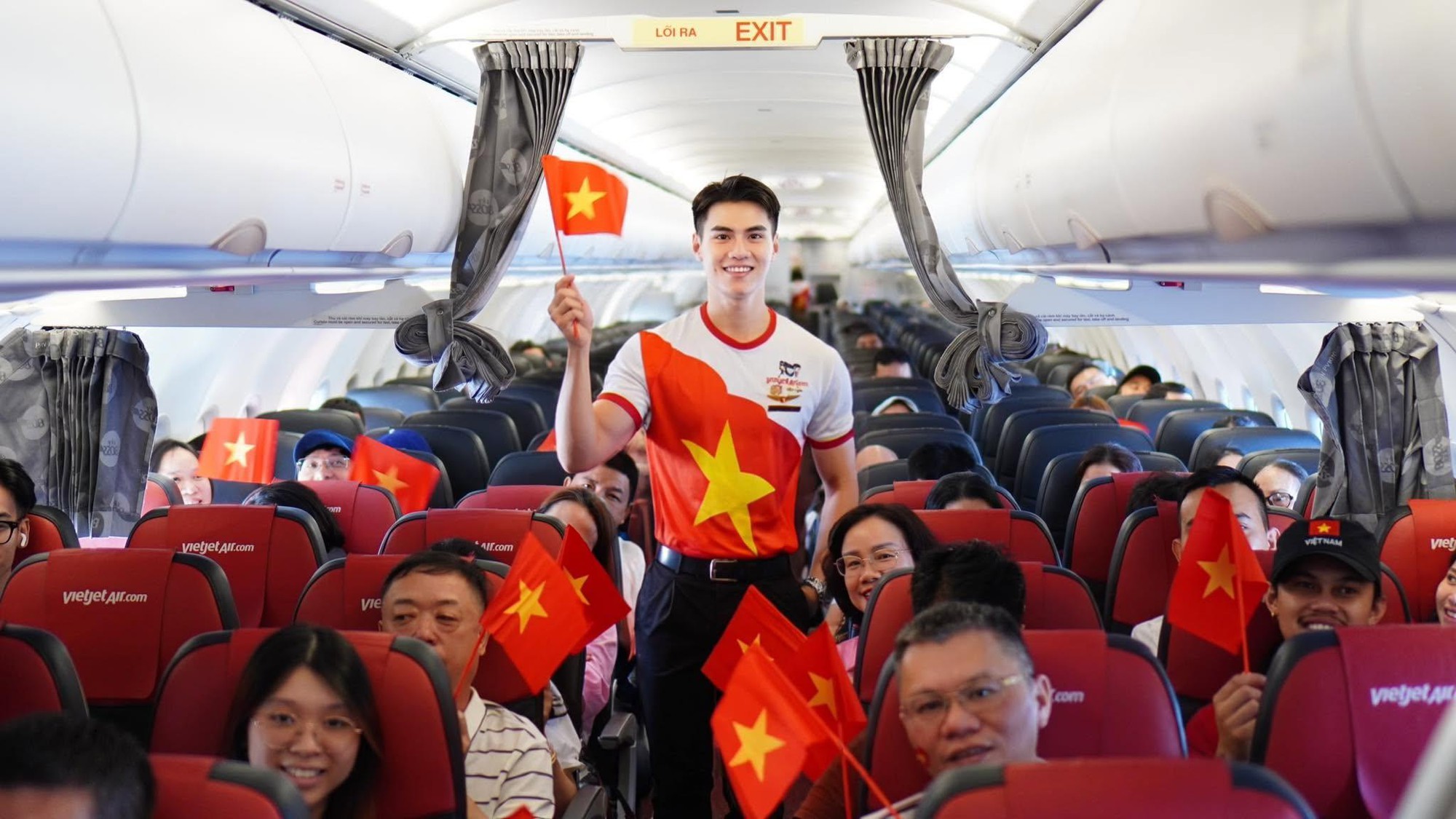 Sắc đỏ sao vàng rực rỡ từ sân bay đến những chuyến bay Vietjet dịp Quốc khánh 2/9 - Ảnh 7.