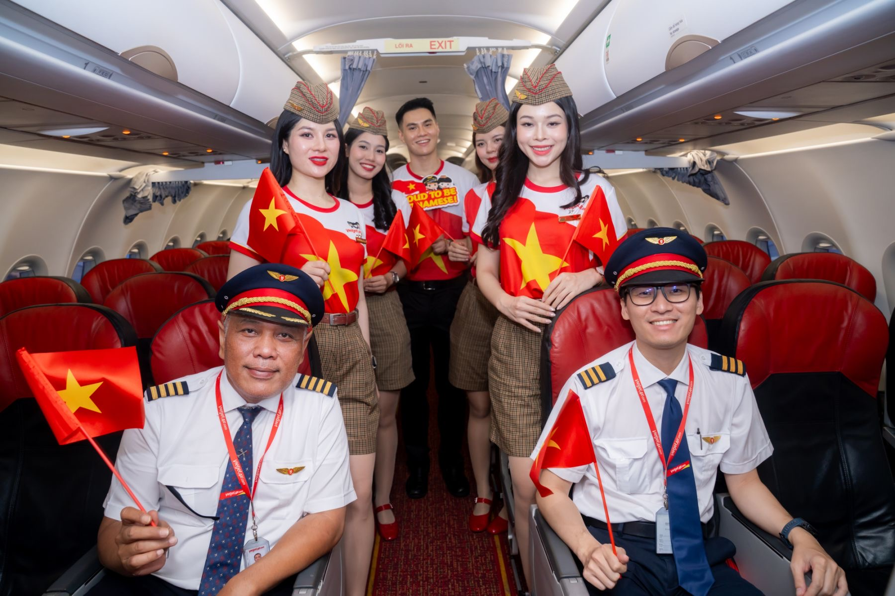Sắc đỏ sao vàng rực rỡ từ sân bay đến những chuyến bay Vietjet dịp Quốc khánh 2/9 - Ảnh 8.