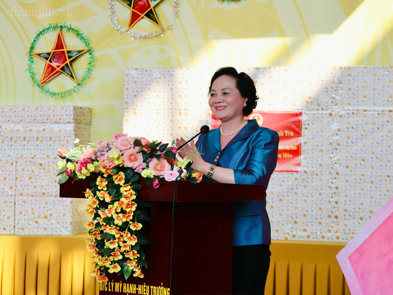 Ph&oacute; Thủ tướng Phạm Thị Thanh Tr&agrave; vui Tết Trung thu c&ugrave;ng trẻ em Tuy&ecirc;n Quang- Ảnh 2.