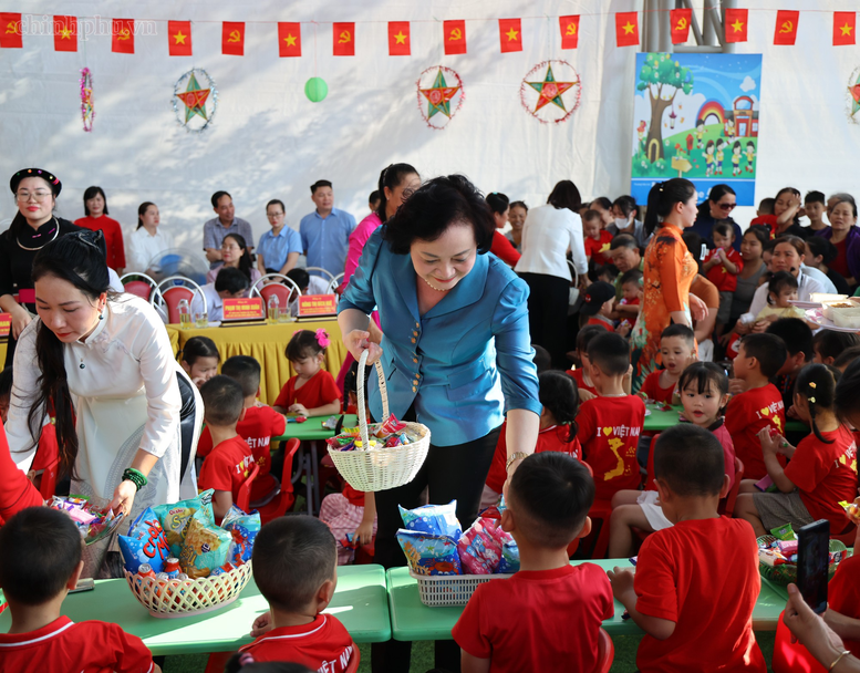 Ph&oacute; Thủ tướng Phạm Thị Thanh Tr&agrave; vui Tết Trung thu c&ugrave;ng trẻ em Tuy&ecirc;n Quang- Ảnh 3.
