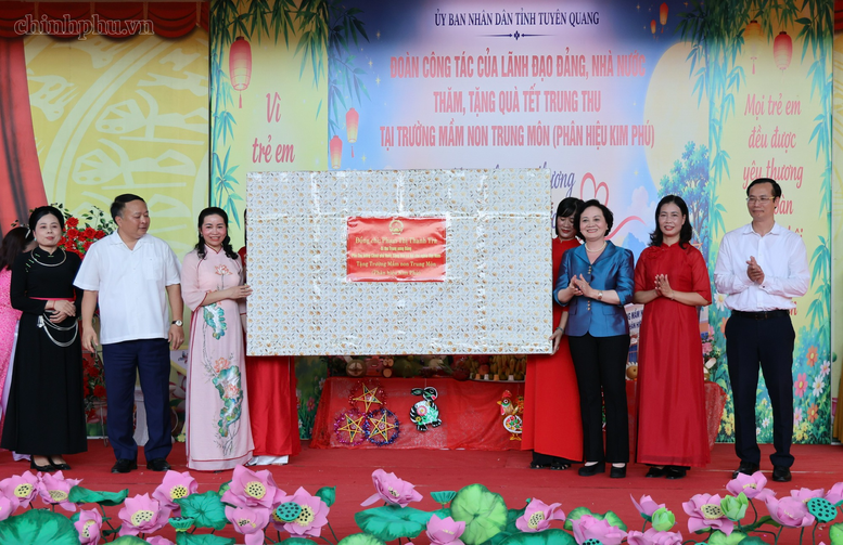 Ph&oacute; Thủ tướng Phạm Thị Thanh Tr&agrave; vui Tết Trung thu c&ugrave;ng trẻ em Tuy&ecirc;n Quang- Ảnh 4.