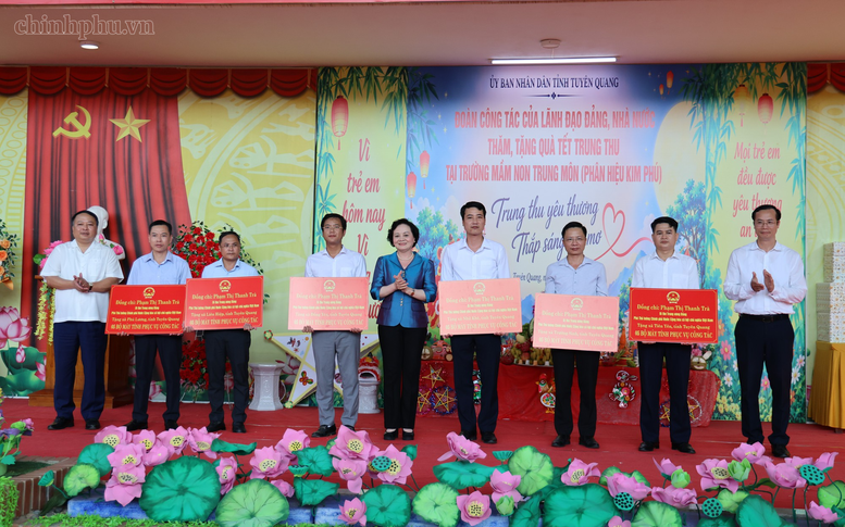Ph&oacute; Thủ tướng Phạm Thị Thanh Tr&agrave; vui Tết Trung thu c&ugrave;ng trẻ em Tuy&ecirc;n Quang- Ảnh 5.