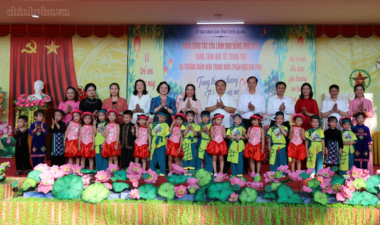 Ph&oacute; Thủ tướng Phạm Thị Thanh Tr&agrave; vui Tết Trung thu c&ugrave;ng trẻ em Tuy&ecirc;n Quang- Ảnh 6.