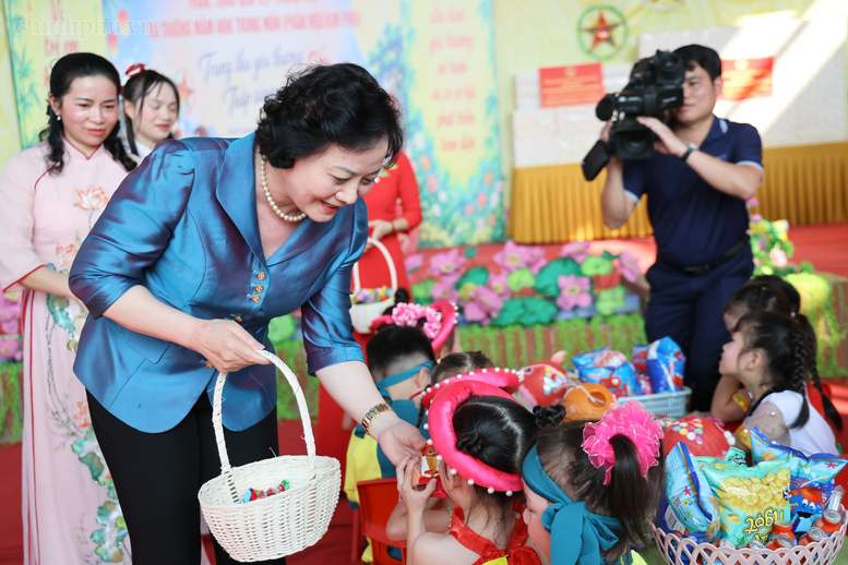 Ph&oacute; Thủ tướng Phạm Thị Thanh Tr&agrave; vui Tết Trung thu c&ugrave;ng trẻ em Tuy&ecirc;n Quang- Ảnh 1.
