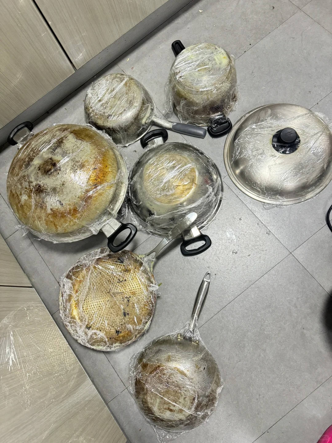 Chiếc nồi d&ugrave;ng 20 năm vẫn s&aacute;ng như mới: Người phụ nữ trung ni&ecirc;n tiết lộ c&aacute;ch l&agrave;m sạch khiến nhiều người bất ngờ- Ảnh 2.