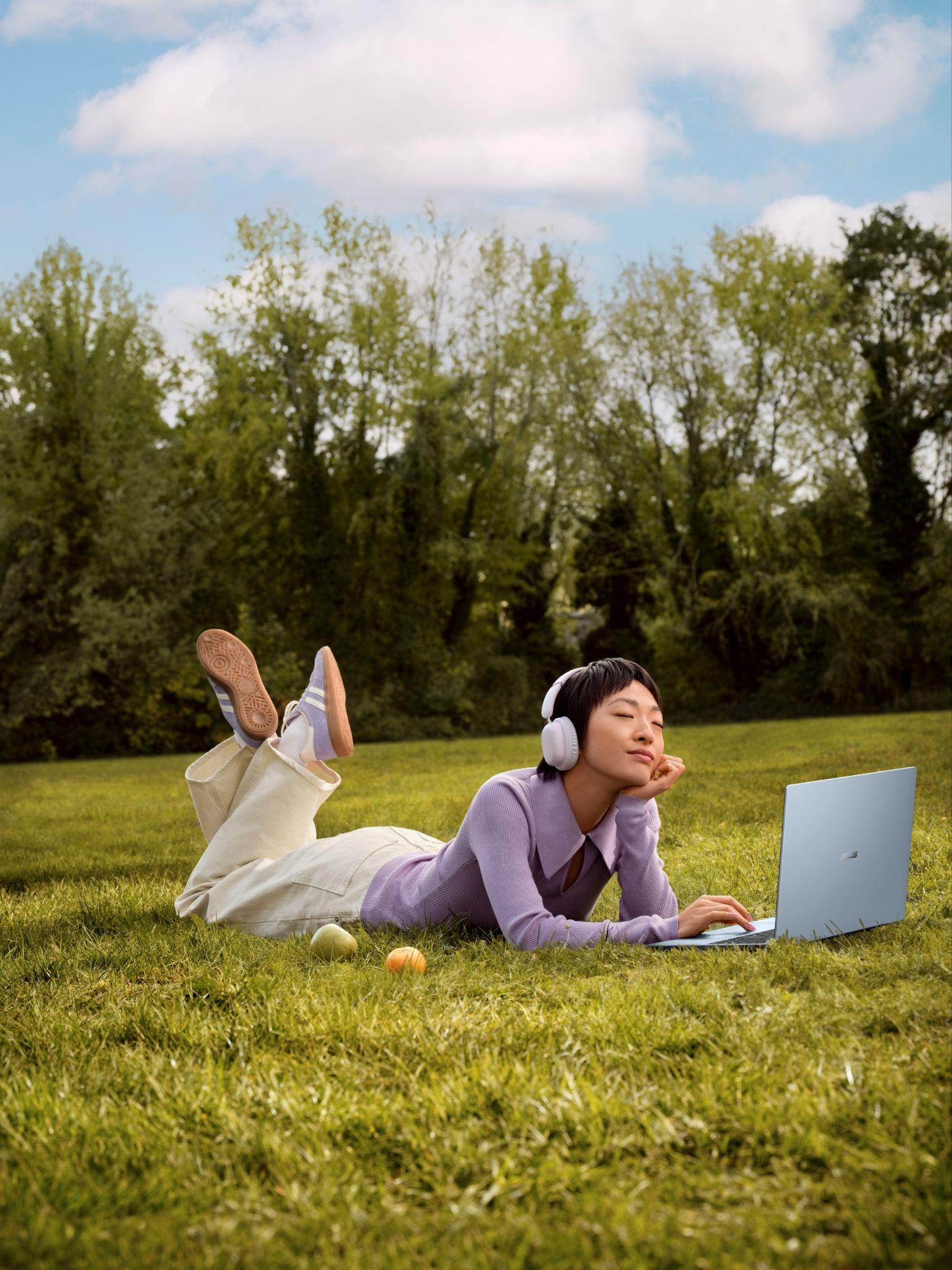 Laptop ngày càng mạnh, nhưng người trẻ lại cần mang theo ít hơn - Ảnh 3.