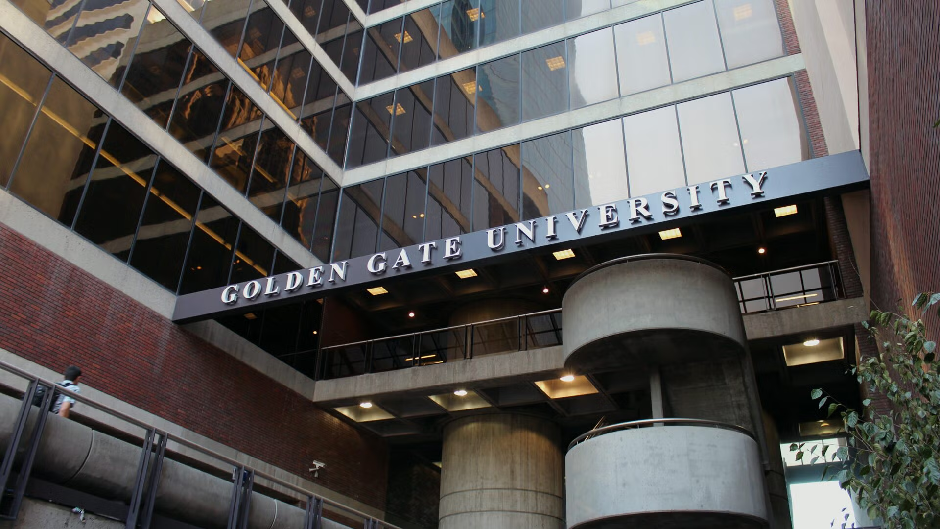 upGrad ra mắt MBA song ngữ chuyển đổi từ Golden Gate University - Ảnh 2.