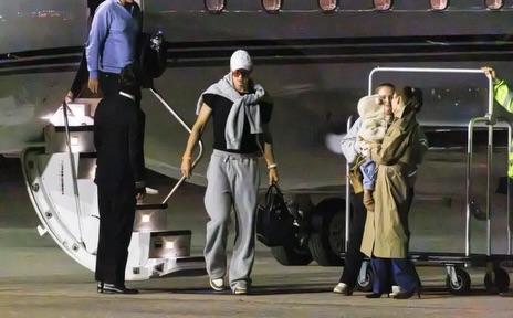 Paparazzi t&oacute;m cảnh th&aacute;nh meme Haaland bước xuống từ m&aacute;y bay, bạn g&aacute;i bế con lặng lẽ ở ph&iacute;a sau  - Ảnh 2.
