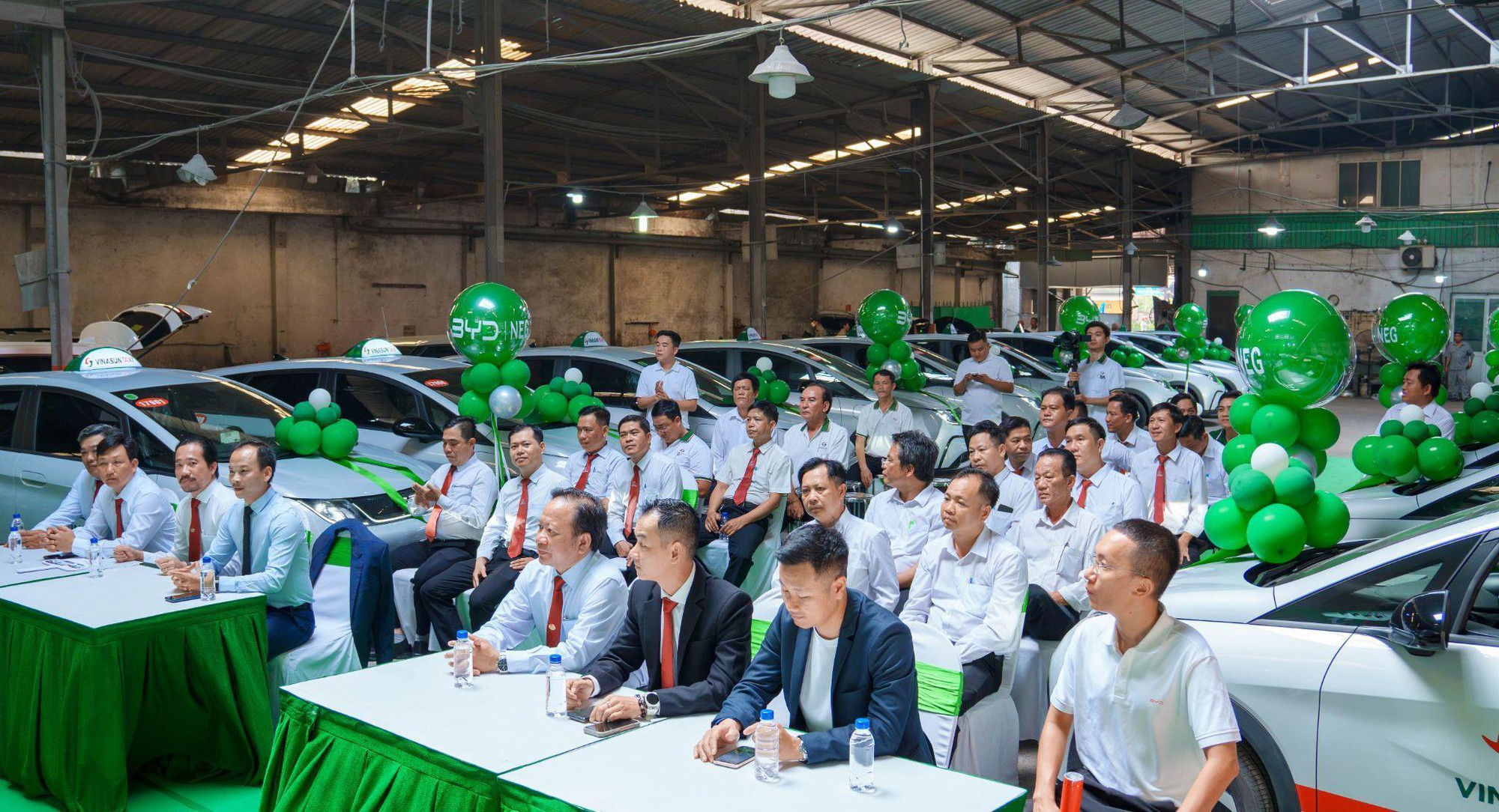 30 chiếc BYD Dolphin được BYD NEG bàn giao cho Vinasun để mở rộng đội hình xe điện - Ảnh 2.