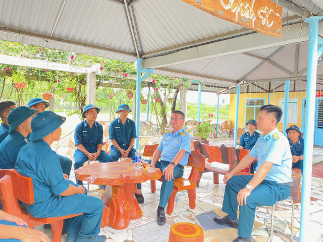 Sâu sát cơ sở, nắm chắc tư tưởng bộ đội tại các trạm ra đa Sư đoàn 375 - Ảnh 1.
