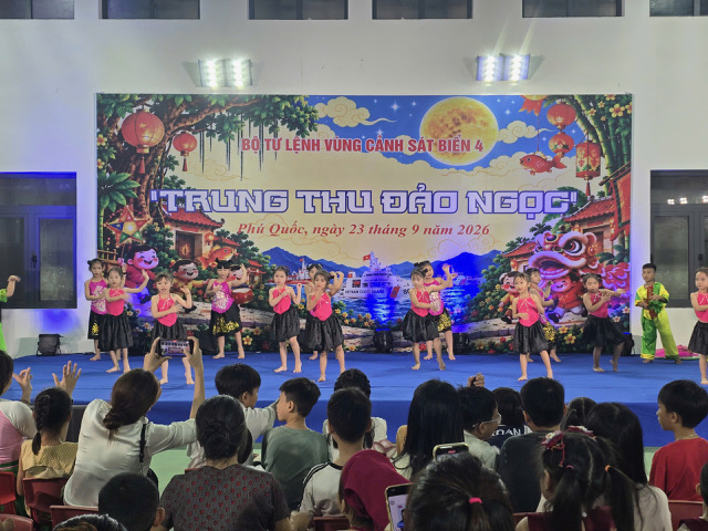 Đêm hội trăng rằm - “Trung thu Đảo Ngọc” tại Bộ Tư lệnh Vùng Cảnh sát biển 4 - Ảnh 3.
