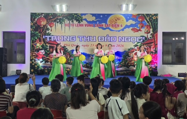 Đêm hội trăng rằm - “Trung thu Đảo Ngọc” tại Bộ Tư lệnh Vùng Cảnh sát biển 4 - Ảnh 5.