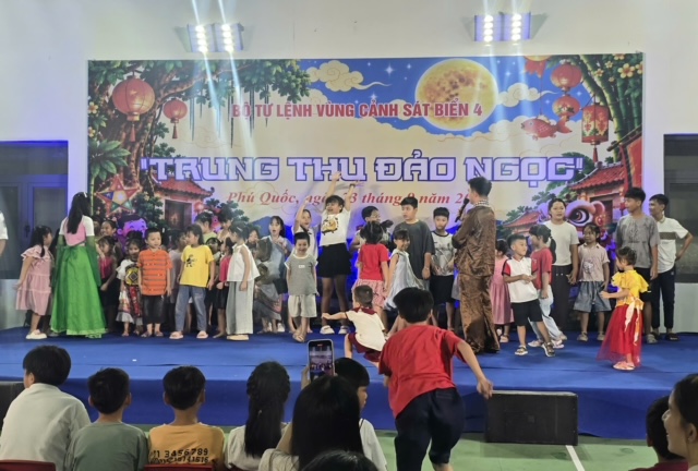 Đêm hội trăng rằm - “Trung thu Đảo Ngọc” tại Bộ Tư lệnh Vùng Cảnh sát biển 4 - Ảnh 7.