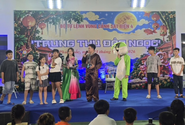 Đêm hội trăng rằm - “Trung thu Đảo Ngọc” tại Bộ Tư lệnh Vùng Cảnh sát biển 4 - Ảnh 6.