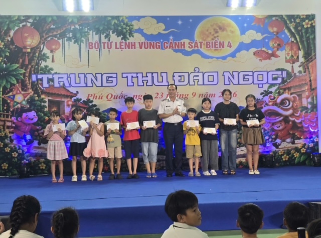 Đêm hội trăng rằm - “Trung thu Đảo Ngọc” tại Bộ Tư lệnh Vùng Cảnh sát biển 4 - Ảnh 8.
