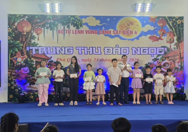 Đêm hội trăng rằm - “Trung thu Đảo Ngọc” tại Bộ Tư lệnh Vùng Cảnh sát biển 4 - Ảnh 9.