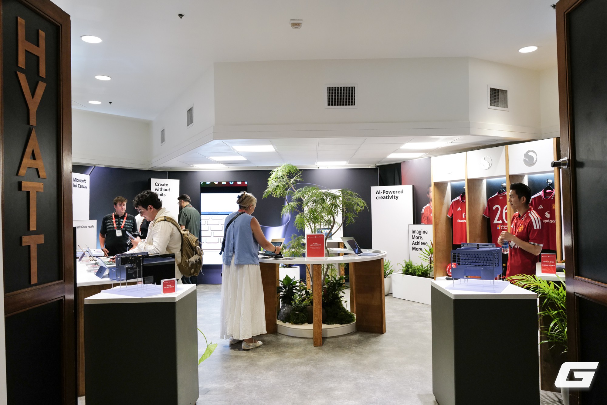 Dạo gian h&agrave;ng Microsoft tại Snapdragon Summit 2026: Giữa d&agrave;n Surface mới, đ&acirc;y mới l&agrave; t&iacute;nh năng t&ocirc;i thấy hấp dẫn nhất- Ảnh 1.