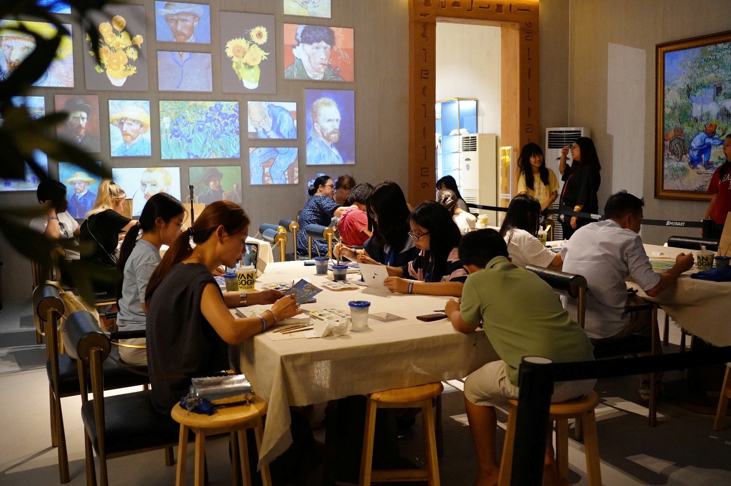 Cùng ABBank “xuyên không” vào thế giới của Van Gogh - Ảnh 4.