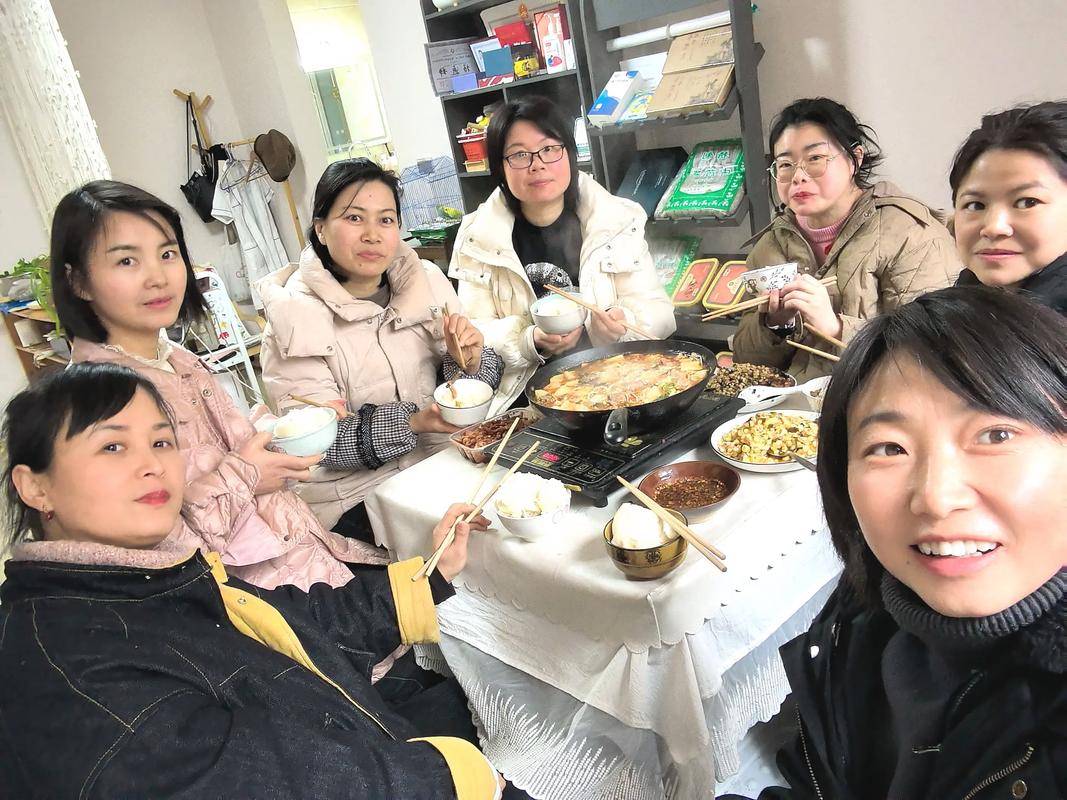 Cả nhà đi ăn lẩu, người mẹ ôm 2 con sinh đôi chỉ biết nhìn mọi người ăn: Nhiều bà mẹ chạnh lòng như thấy chính mình trong cảnh ấy - Ảnh 2.