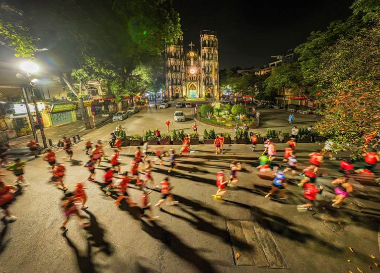 Giải chạy quy m&ocirc; lớn g&oacute;p th&ecirc;m động lực cho kinh tế H&agrave; Nội - Ảnh 1.