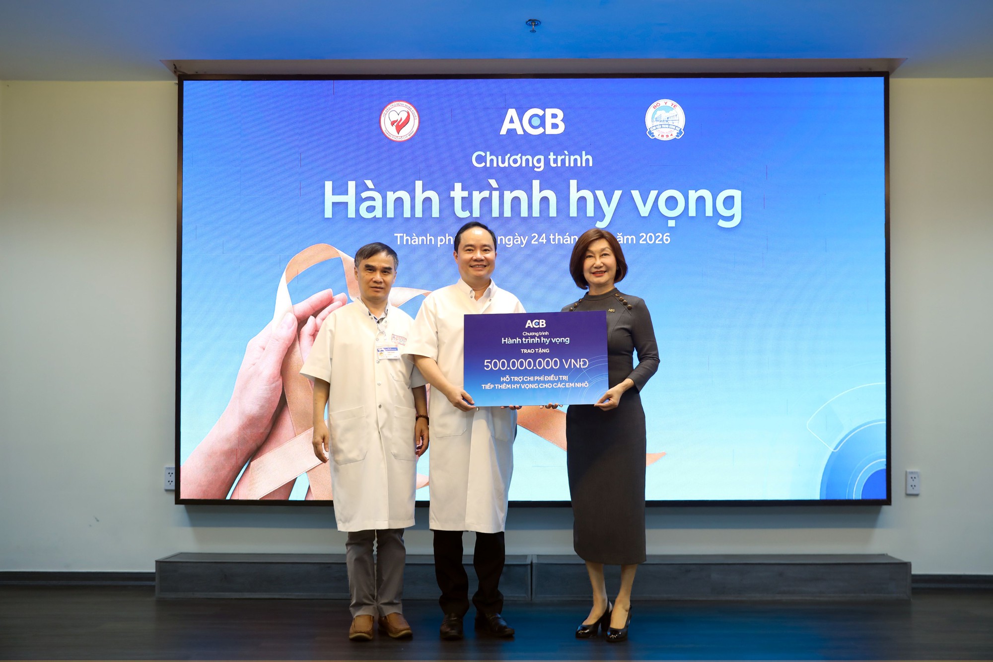 Hành trình Hy vọng đến Huế: ACB trao 500 triệu đồng hỗ trợ bệnh nhi nhân dịp Trung thu- Ảnh 1.