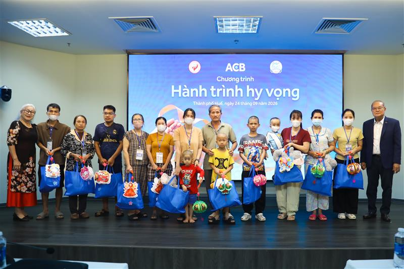 Hành trình Hy vọng đến Huế: ACB trao 500 triệu đồng hỗ trợ bệnh nhi nhân dịp Trung thu- Ảnh 2.