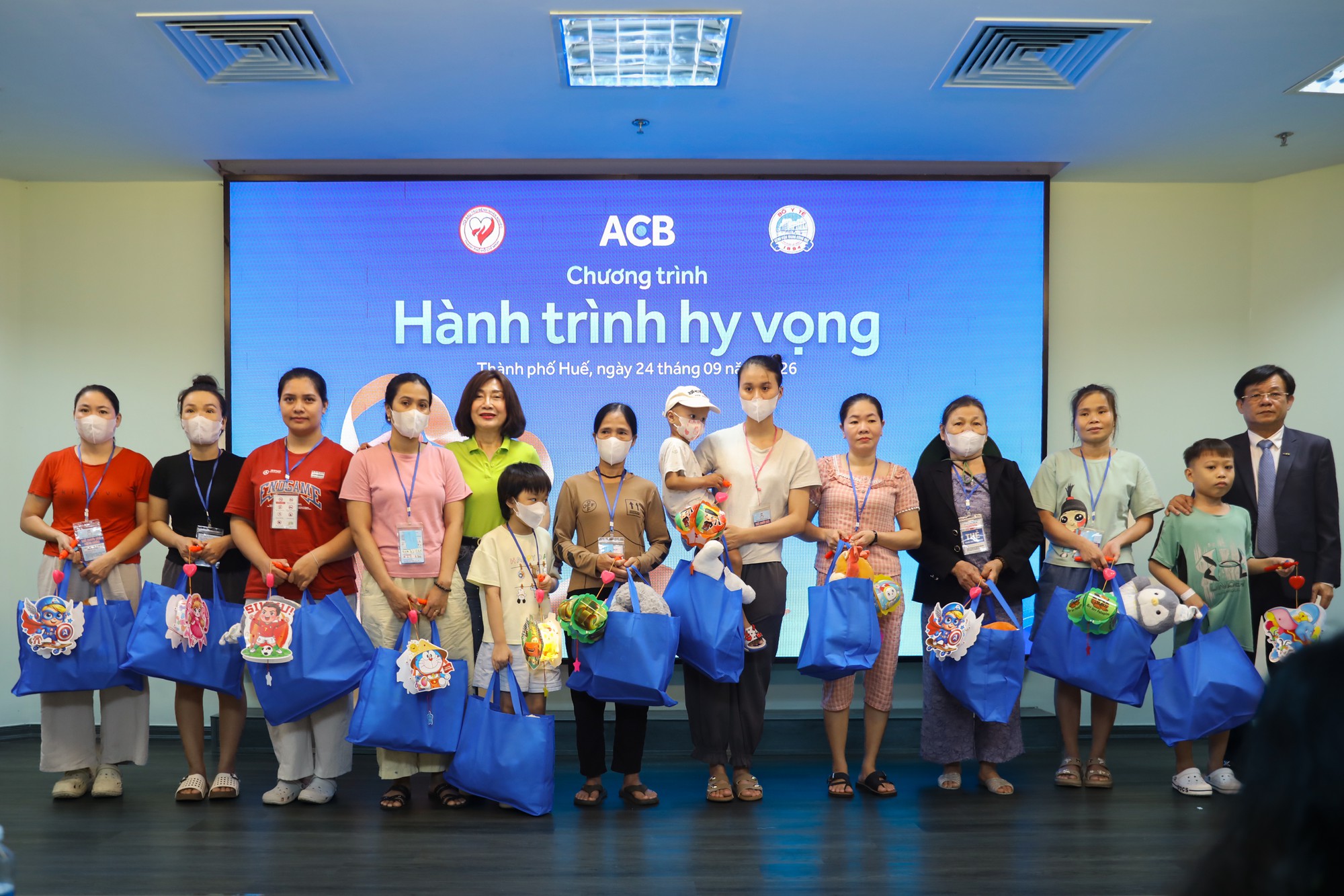 Hành trình Hy vọng đến Huế: ACB trao 500 triệu đồng hỗ trợ bệnh nhi nhân dịp Trung thu- Ảnh 3.