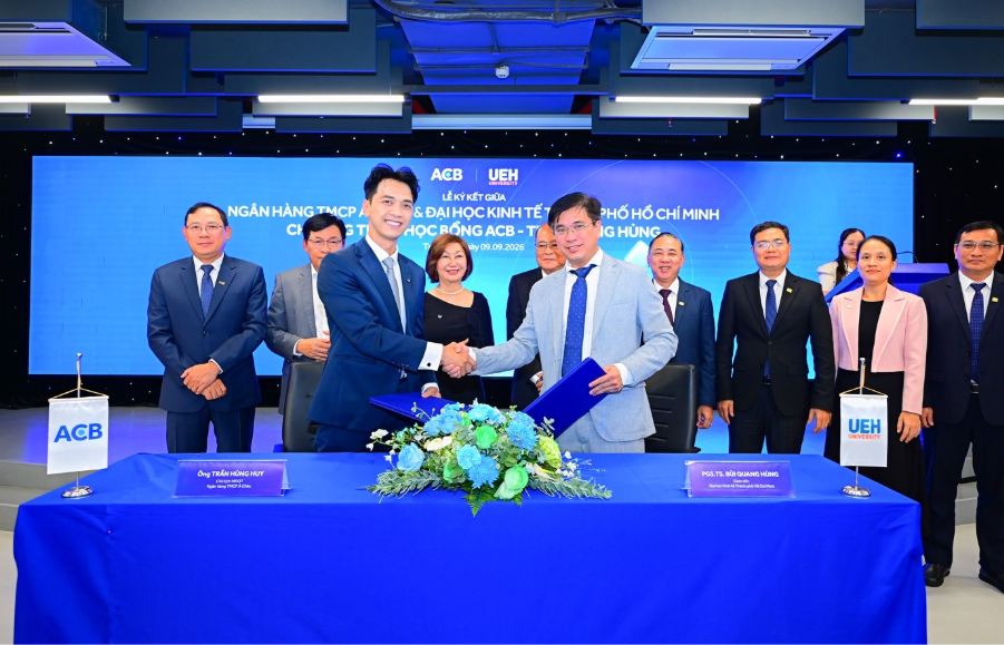 Hành trình Hy vọng đến Huế: ACB trao 500 triệu đồng hỗ trợ bệnh nhi nhân dịp Trung thu- Ảnh 4.