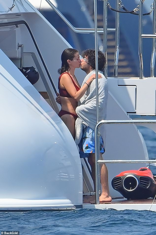 Dậy s&oacute;ng tin Selena Gomez livestream tuy&ecirc;n bố ly h&ocirc;n trong nước mắt v&igrave; bị chồng "cắm sừng", tiểu tam l&agrave; nữ TikToker 21 tuổi? - Ảnh 3.
