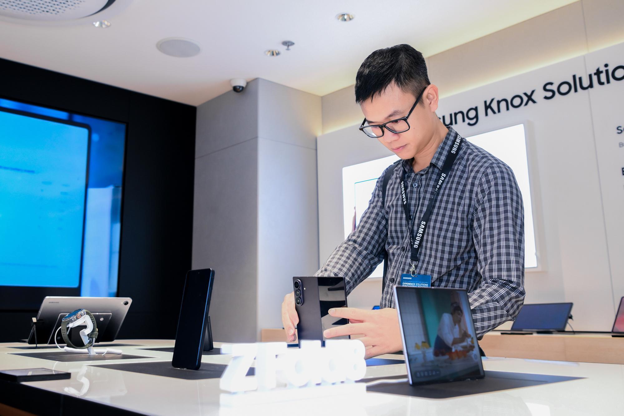 &rlm;Samsung đưa &ldquo;ph&ograve;ng họp, lớp học, bệnh viện, ng&acirc;n h&agrave;ng&rdquo; v&agrave;o một kh&ocirc;ng gian trải nghiệm c&ocirc;ng nghệ &rlm; - Ảnh 1.