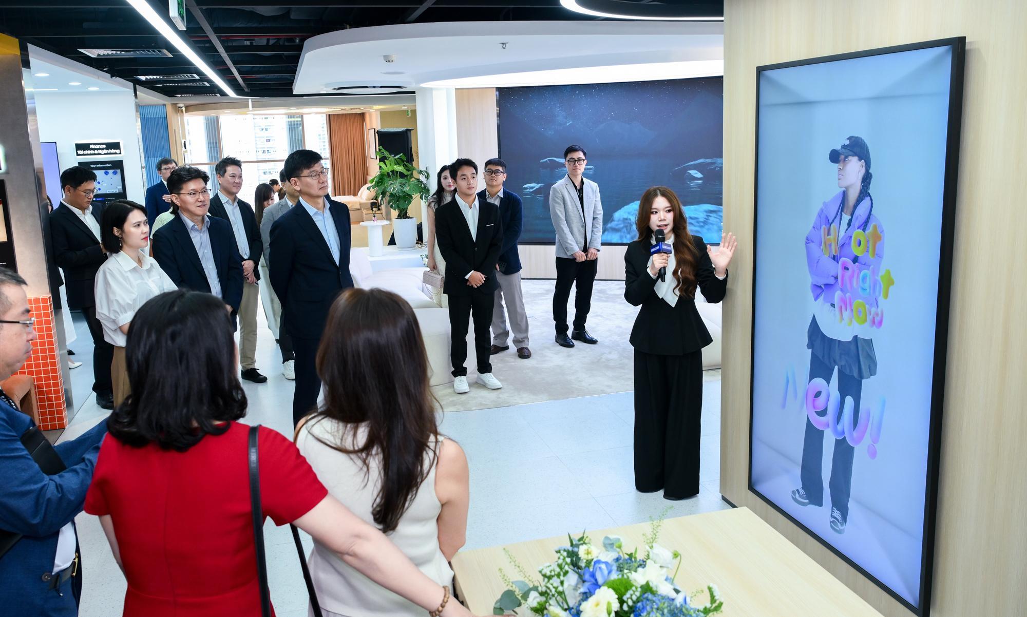 &rlm;Samsung đưa &ldquo;ph&ograve;ng họp, lớp học, bệnh viện, ng&acirc;n h&agrave;ng&rdquo; v&agrave;o một kh&ocirc;ng gian trải nghiệm c&ocirc;ng nghệ &rlm; - Ảnh 2.