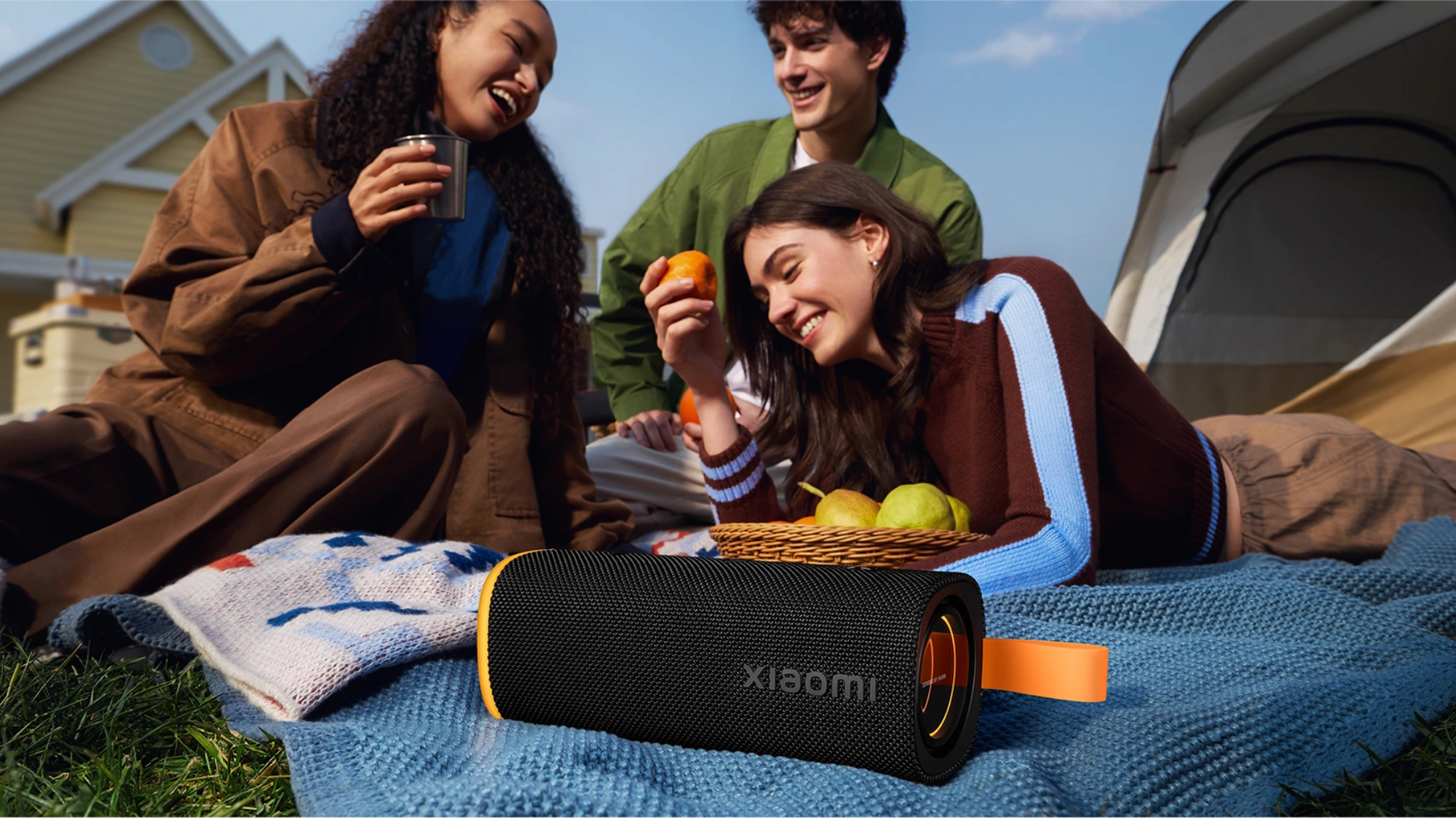 Xiaomi Sound Outdoor hay Sound Play: chọn loa mạnh 30W hay đ&egrave;n LED chill?- Ảnh 3.