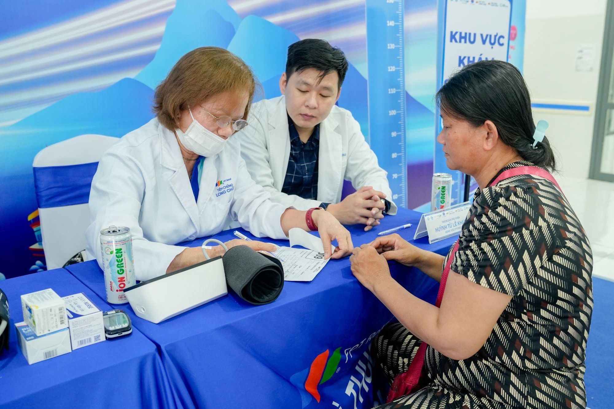 Từ đất liền vươn đến đảo xa: Long Ch&acirc;u mở rộng cơ hội tầm so&aacute;t sớm ung thư cho phụ nữ C&ocirc;n Đảo - Ảnh 2.