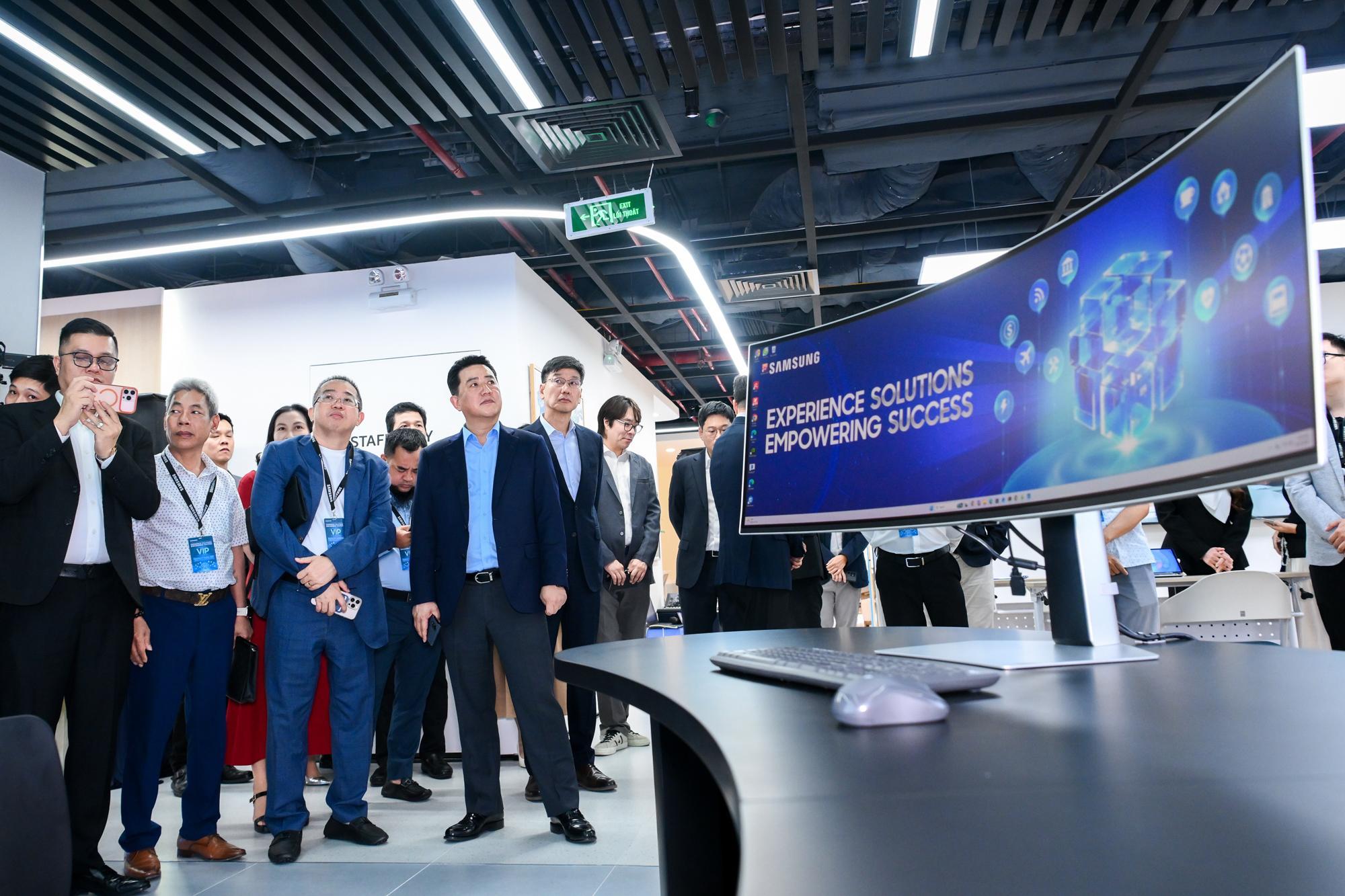 &rlm;Samsung đưa &ldquo;ph&ograve;ng họp, lớp học, bệnh viện, ng&acirc;n h&agrave;ng&rdquo; v&agrave;o một kh&ocirc;ng gian trải nghiệm c&ocirc;ng nghệ &rlm; - Ảnh 5.