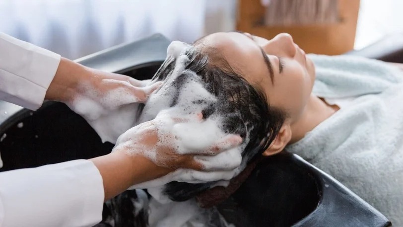 Muốn t&oacute;c phồng tự nhi&ecirc;n, đừng chỉ đổi dầu gội: 4 nguy&ecirc;n tắc gội đầu cần nhớ - Ảnh 2.