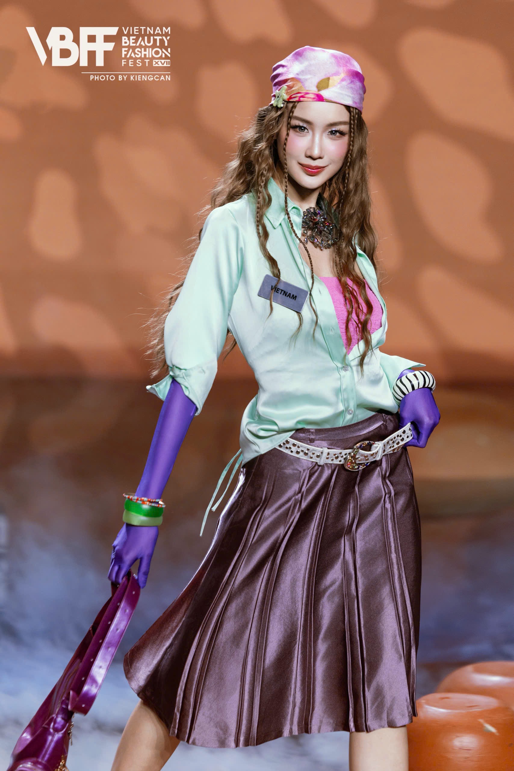 Chơi trội như CHAUTFIFTH: Tự may 20 bộ đồ Y2K, custom ri&ecirc;ng từng đ&ocirc;i gi&agrave;y - c&aacute;i t&uacute;i cho d&agrave;n Miss World! - Ảnh 2.