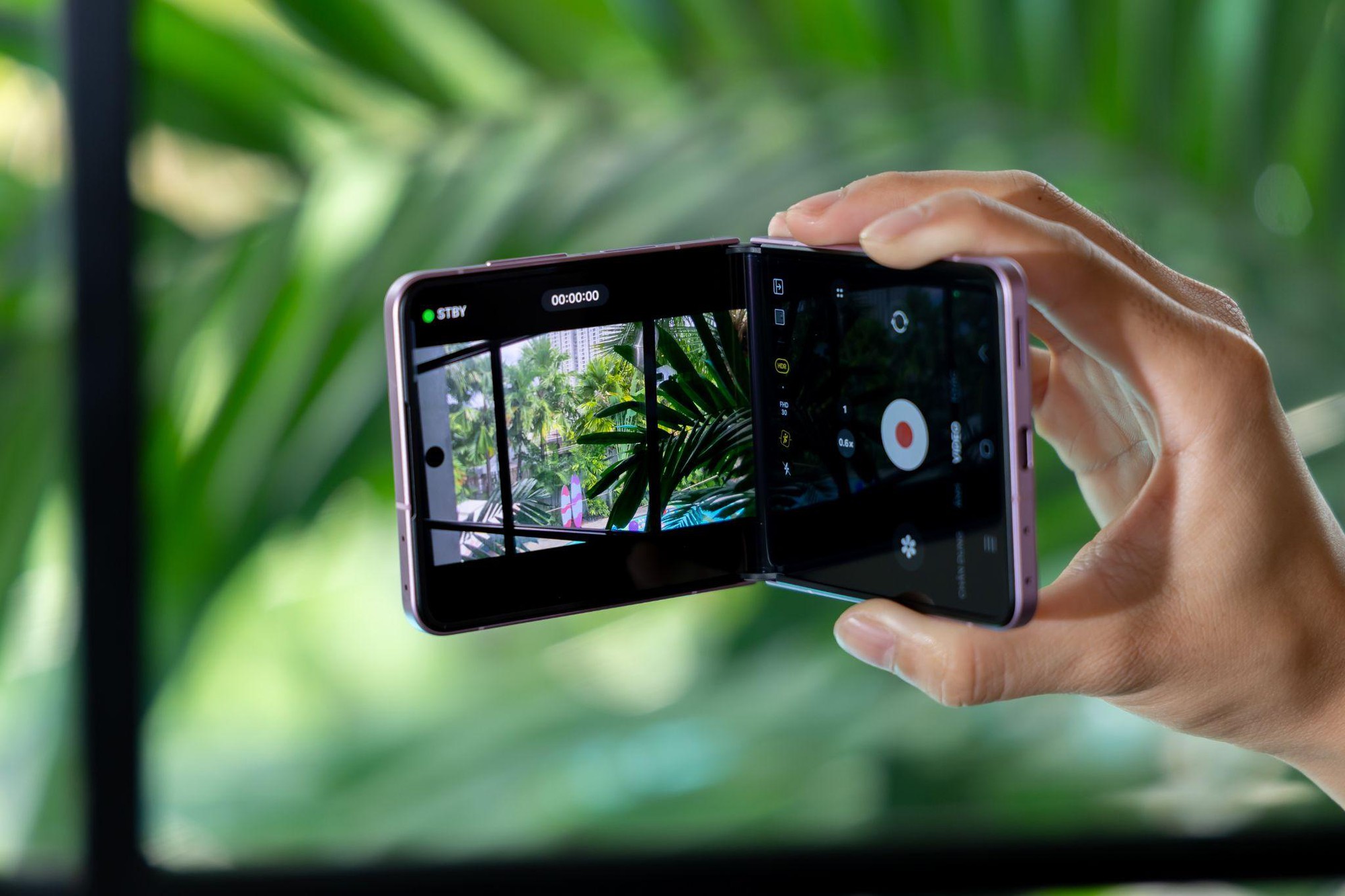 Bí quyết du lịch một mình vẫn có vlog đỉnh cùng Galaxy Z Flip8- Ảnh 1.