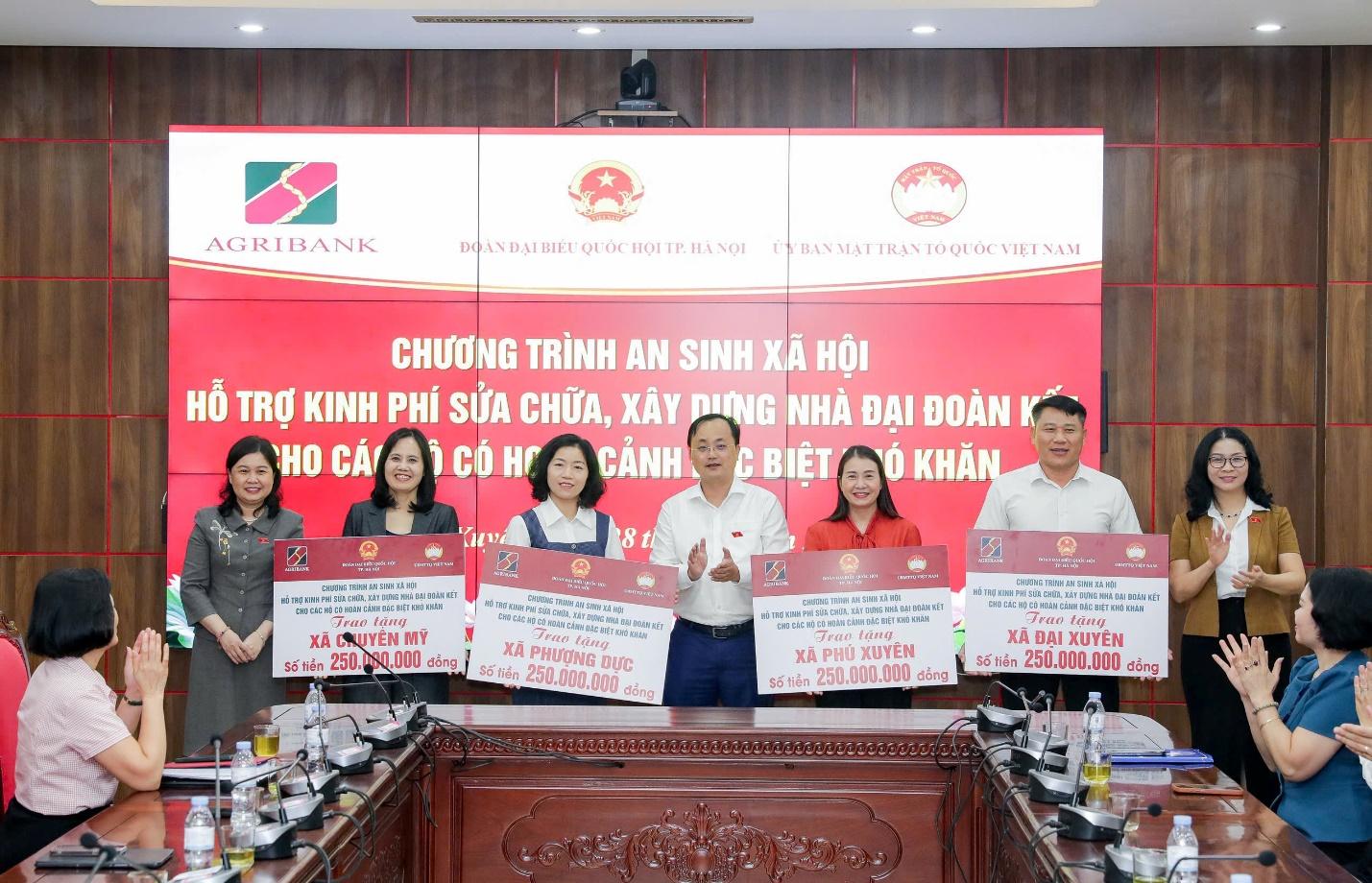 &rlm;Agribank c&ugrave;ng Đo&agrave;n đại biểu Quốc hội th&agrave;nh phố H&agrave; Nội trao 1 tỷ đồng hỗ trợ x&acirc;y dựng Nh&agrave; Đại đo&agrave;n kết&rlm; - Ảnh 2.