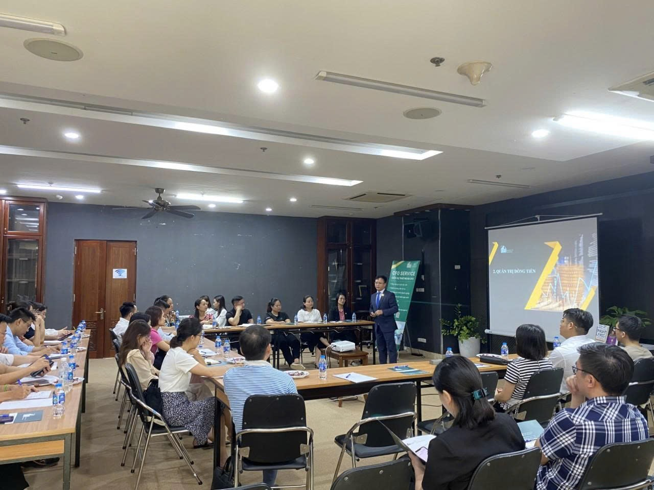 Lãnh đạo thời AI: Từ “bội thực dữ liệu” đến năng lực ra quyết định tài chính - Ảnh 2.