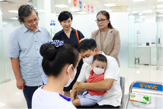 Hơn 25.000 trẻ đ&atilde; ti&ecirc;m vắc xin tay ch&acirc;n miệng tại VNVC- Ảnh 4.