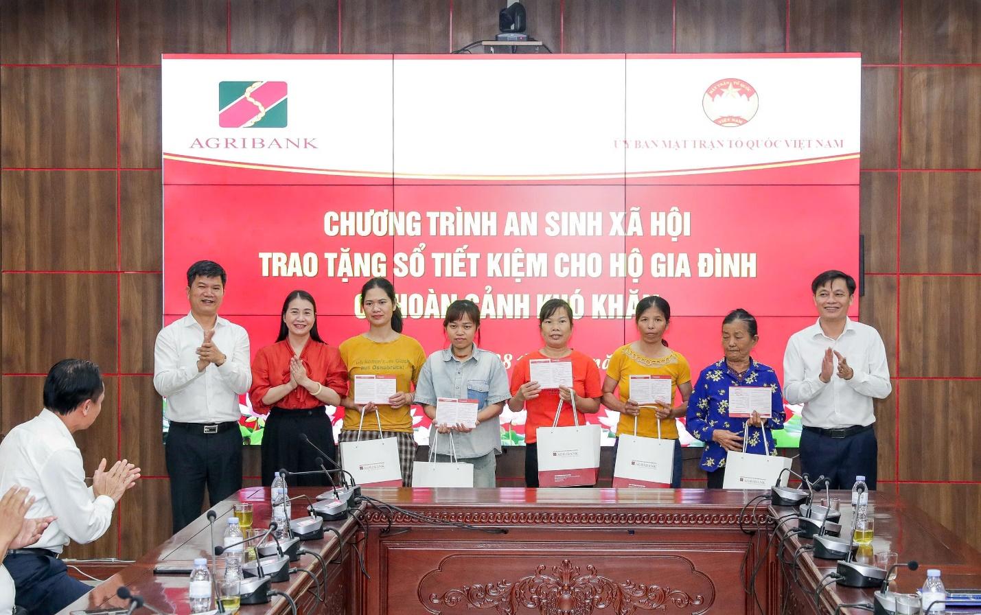 &rlm;Agribank c&ugrave;ng Đo&agrave;n đại biểu Quốc hội th&agrave;nh phố H&agrave; Nội trao 1 tỷ đồng hỗ trợ x&acirc;y dựng Nh&agrave; Đại đo&agrave;n kết&rlm; - Ảnh 4.