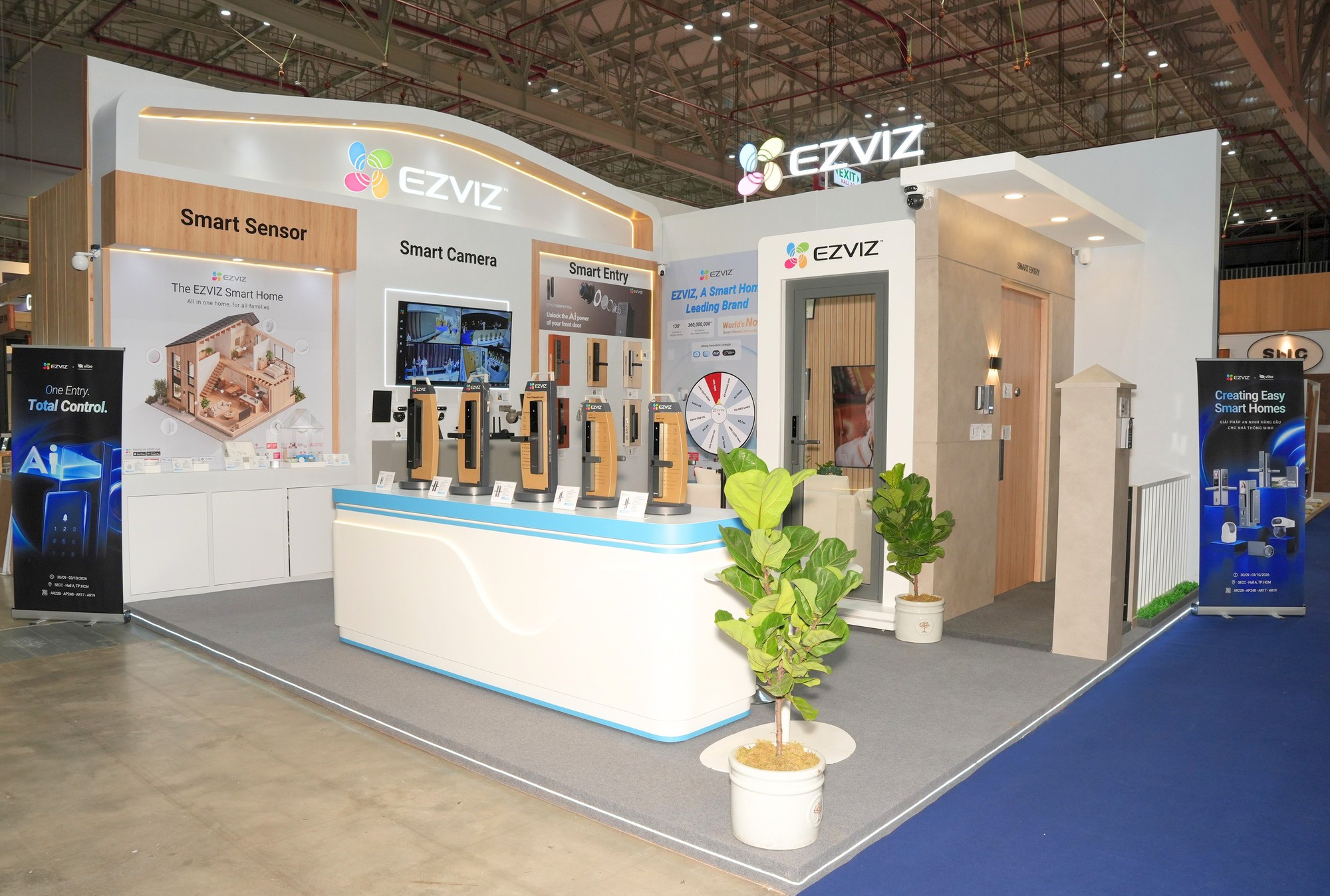 EZVIZ MIRA kết nối kh&oacute;a cửa, camera tại VIBE 2026 - Ảnh 1.