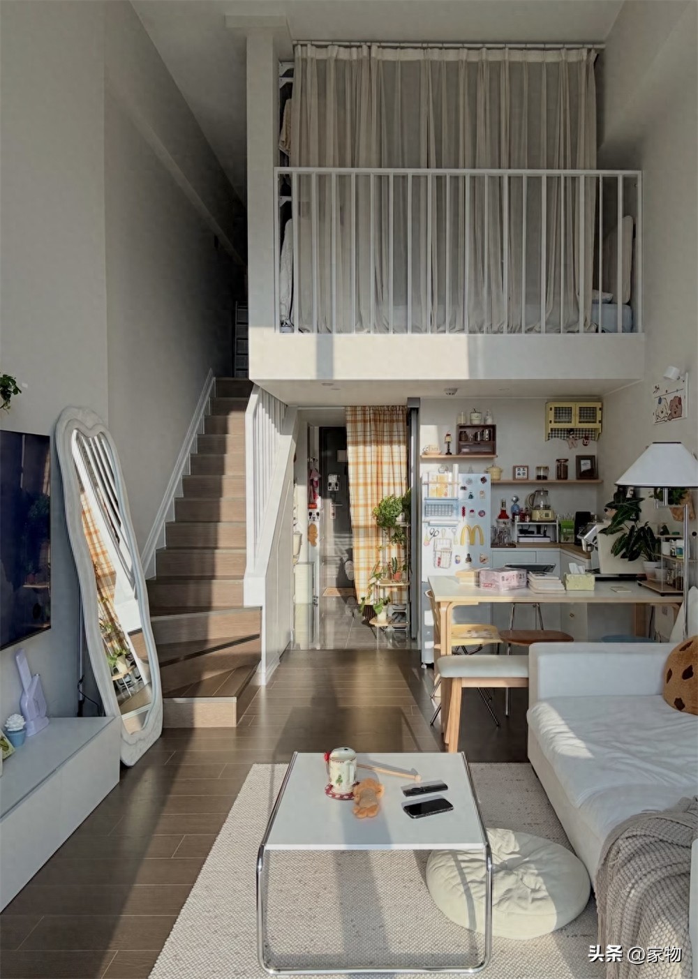 Căn hộ 35m² gây sốt vì tận dụng trần cao 4,3m làm gác lửng: Nhìn cửa sổ kịch trần mới hiểu vì sao nhà nhỏ vẫn thoáng- Ảnh 1.