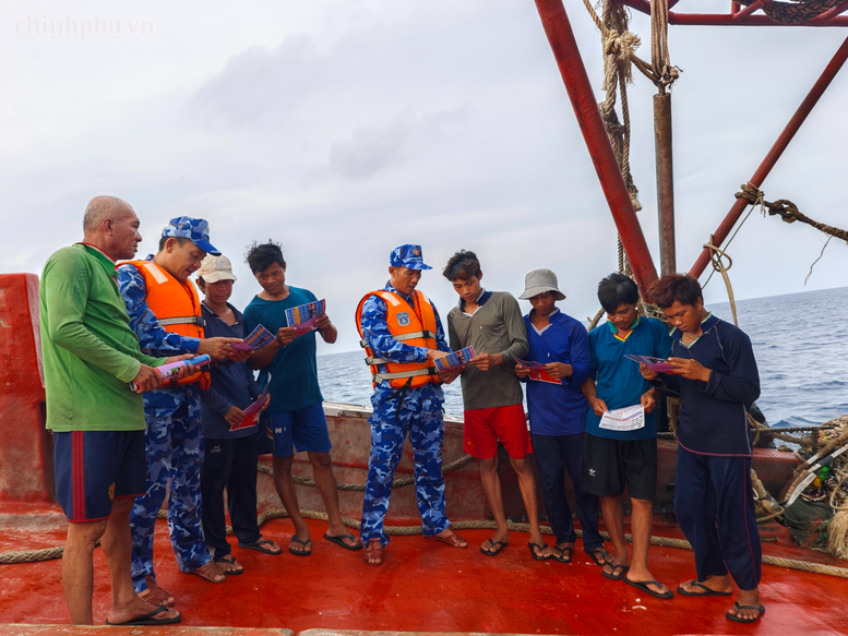 Chung sức gỡ 'thẻ v&agrave;ng' IUU, giữ b&igrave;nh y&ecirc;n tr&ecirc;n biển- Ảnh 4.