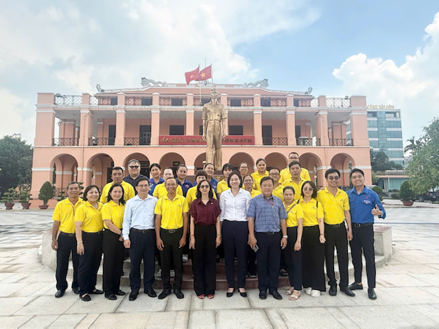 Chi bộ Siêu thị Hòa Bình kết nạp hai đảng viên trẻ tại Bến Nhà Rồng - Ảnh 2.