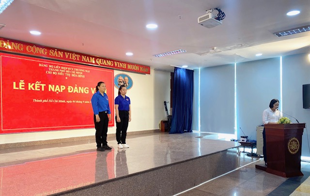 Chi bộ Siêu thị Hòa Bình kết nạp hai đảng viên trẻ tại Bến Nhà Rồng - Ảnh 3.