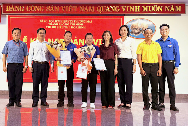 Chi bộ Siêu thị Hòa Bình kết nạp hai đảng viên trẻ tại Bến Nhà Rồng - Ảnh 4.
