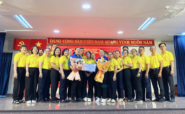 Chi bộ Siêu thị Hòa Bình kết nạp hai đảng viên trẻ tại Bến Nhà Rồng - Ảnh 5.
